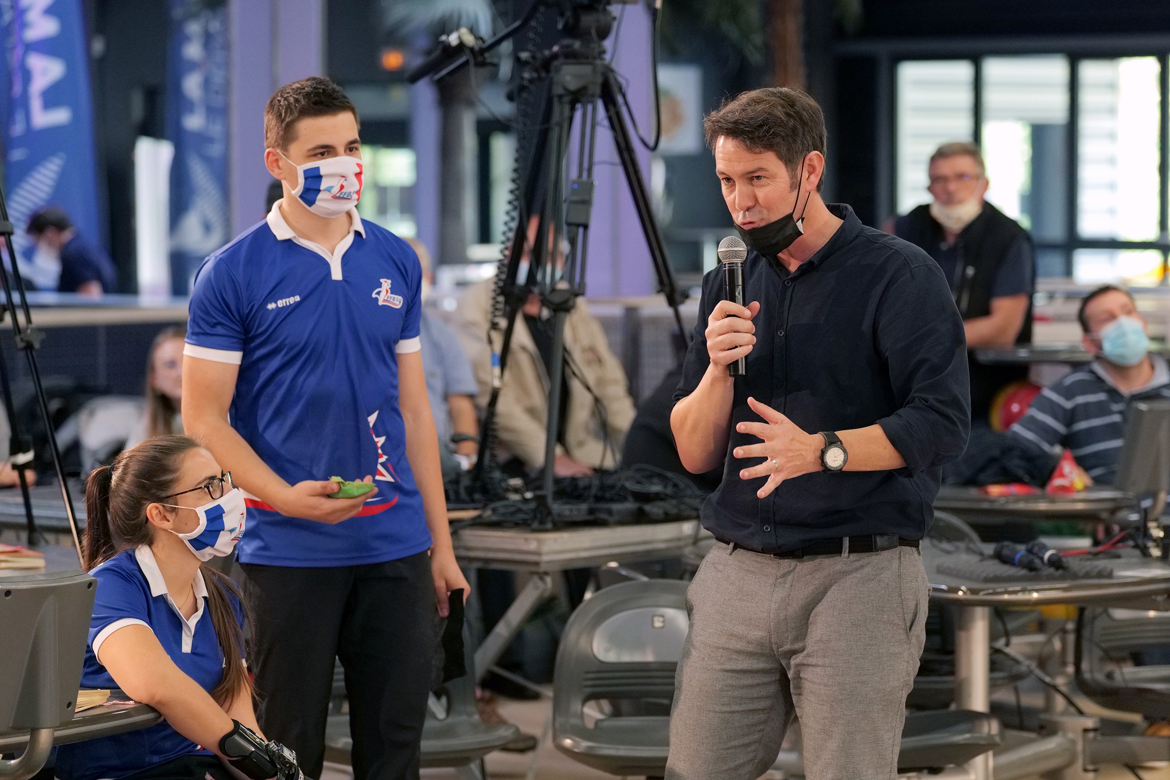 Bruno Bidone talk with the public of the Saint Lo Bowling center (Photo Ruel Alain)